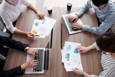 【ファストフードチェーン】急拡大に伴う「エクセル管理の限界」と「POSデータの乱立」を解決。単純集計から脱却し、売上要因を深掘りできる分析基盤へ。